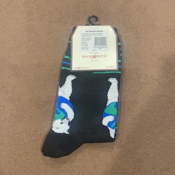 NWT Socksmith Black Cotton Crew Socks Polar Bear Hugging Earth World Globe - Picture 3 of 4